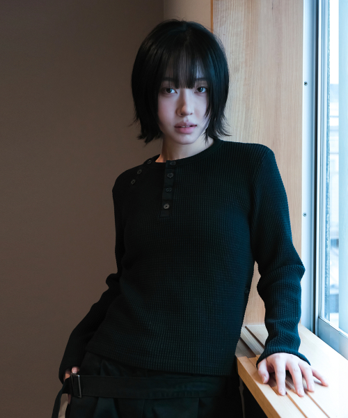 WAIST BUTTON DETAIL WAFFLE HENLEY NECK (BLACK)