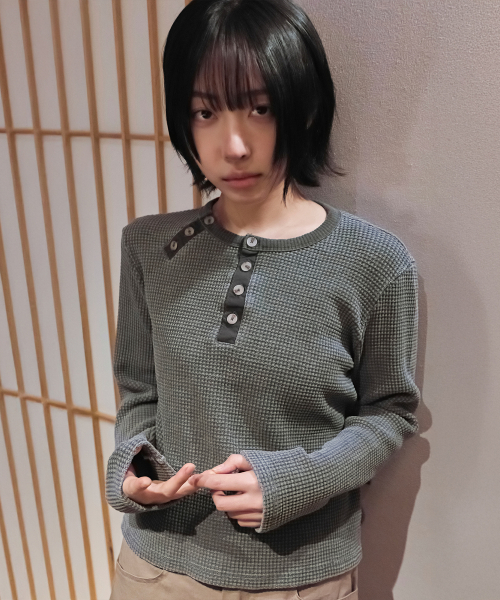 WAIST BUTTON DETAIL WAFFLE HENLEY NECK (CHARCOAL)