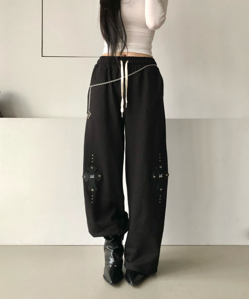 MOEN CROSS LEATHER PATCH SWEAT PANTS UNISEX (2Color)