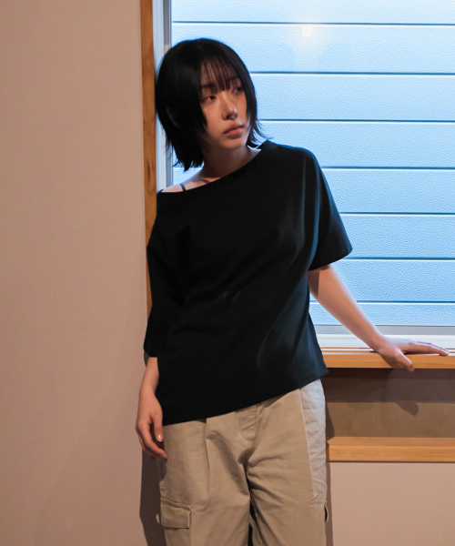 ONE SHOULDER GRAPHIC T-SHIRTS (BLACK)