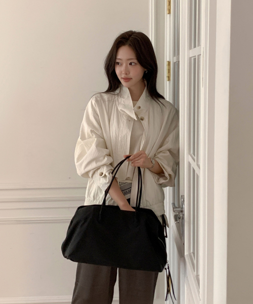 Minimal High-neck Blouson Cream AT6JPA005CR