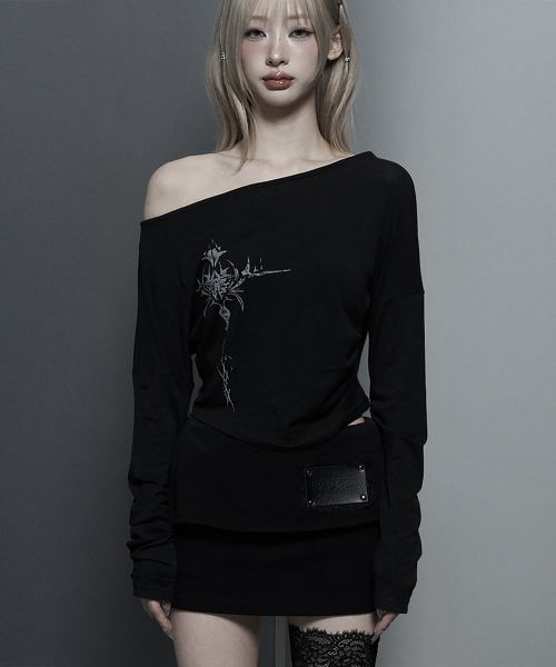 Lettering Hooded Slim-Fit Long Sleeve Top (Black)