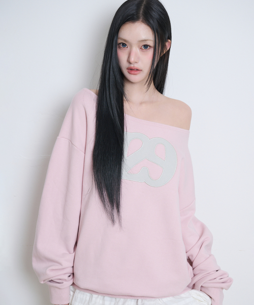 129 LOGO PATCH BOAT NECK SWEATSHIRT LIGHT PINK
