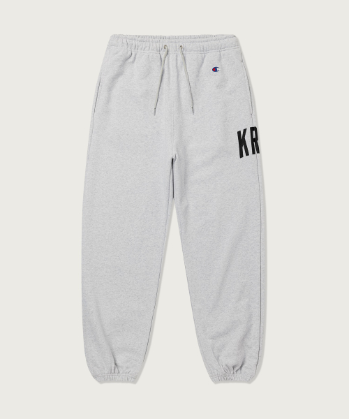챔피온 X 콤팩트레코드바 빅 로고 스웨트 팬츠 Light Grey