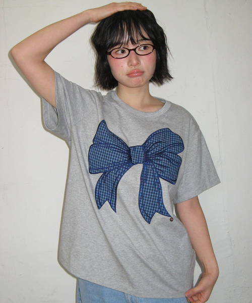 BIG RIBBON APPLIQUE BASIC FIT T SHIRT GREY