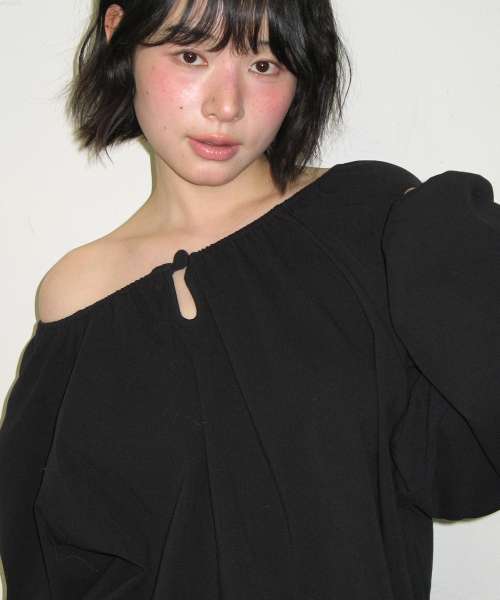 VOLUME SHIRRING BUTTON LONG SLEEVE BLACK