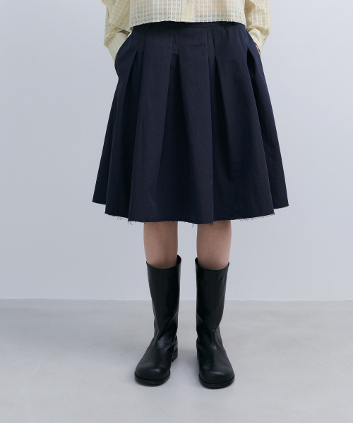 LOW EDGE PLEATED SKIRT - NAVY