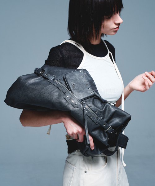 STUD DETAIL POINT POCKET BAG IN GREY