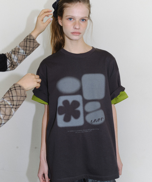 [CORE] SMUDGE GRAPHIC T-SHIRT - DARK GREY