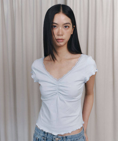 C V-NECK LACE SHIRRING TOP_LIGHT BLUE