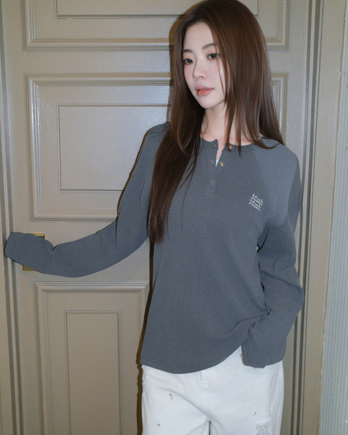 WAFFLE PIGMENT HENLEY NECK LONG SLEEVE [CHARCOAL]