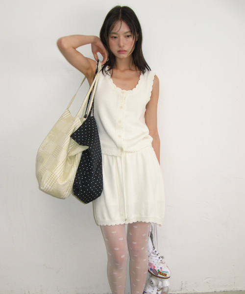 SCALLOP TRIM KNIT SLEEVELESS CARDIGAN IVORY