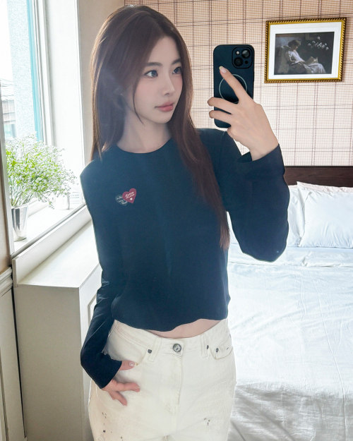 LOVE LOVE MUAH CROP LONG SLEEVE [BLACK]