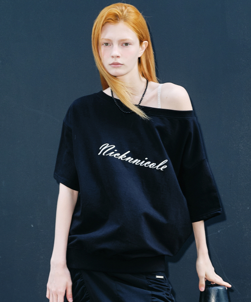OFF SHOULDER LETTERING SWEAT TOP_BLACK