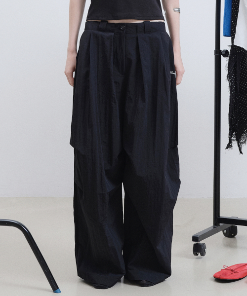 VOLUME TUCK WIDE PANTS_BLACK