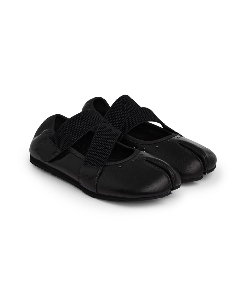 TABI POINT FLAT SHOES IN BLACK