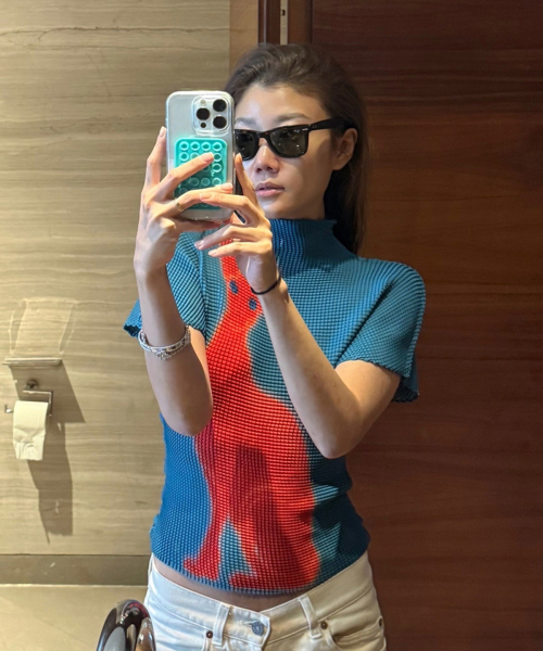 PLEATED GRAPHIC T-SHIRT IN BLUE