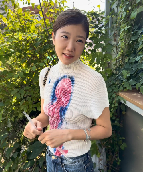 PLEATED GRAPHIC T-SHIRT IN WHITE
