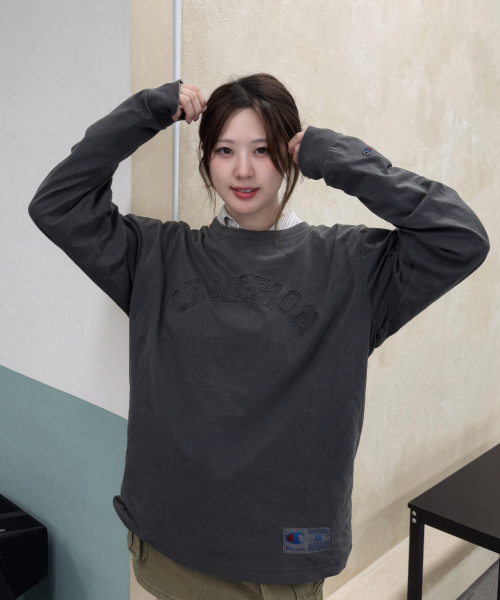 아치 로고 루즈핏 아플리케 롱슬리브 티셔츠 Charcoal