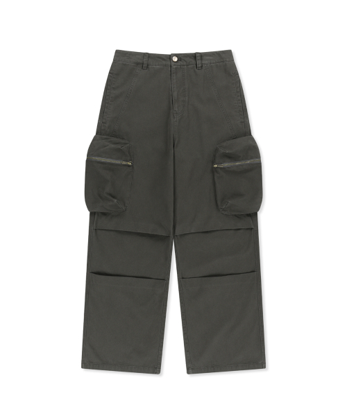 VOLUME TUCK CARGO PANTS IN CHARCOAL