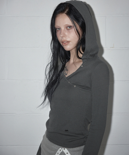 Butyl Button V-Wrap Hooded Long-Sleeve T Shirt_Charcoal