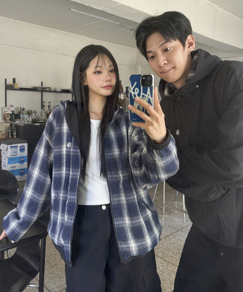 REVERSIBLE LOOSE FIT CHECK HOOD JACKET [BLACK]