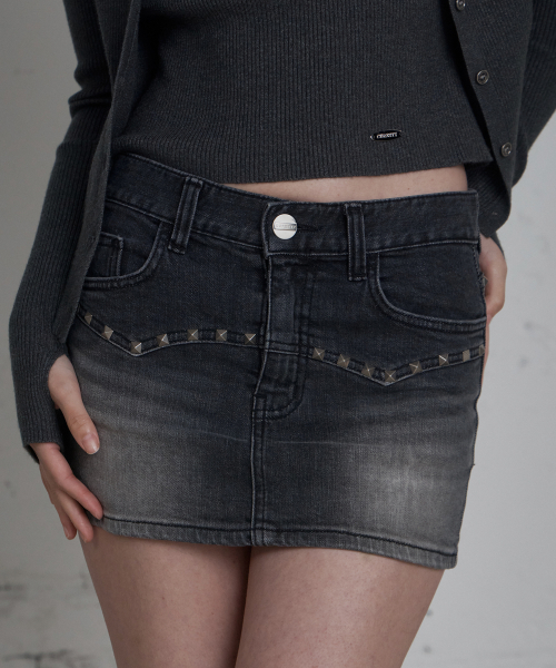 C SQUARE STUD DENIM MINI SKIRT_BLACK