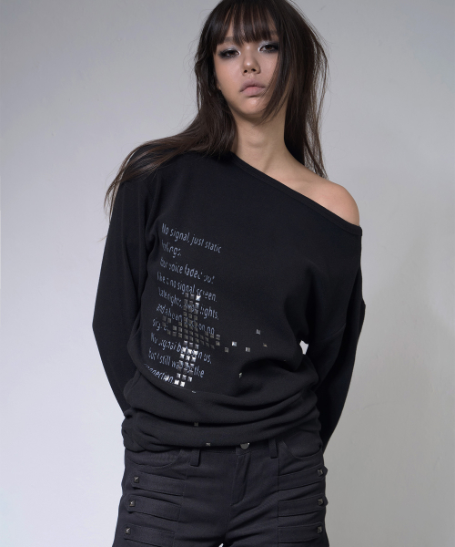 PIXEL CROSS ONE-SHOULDER SWEATSHIRT (BLACK) F26ZB535