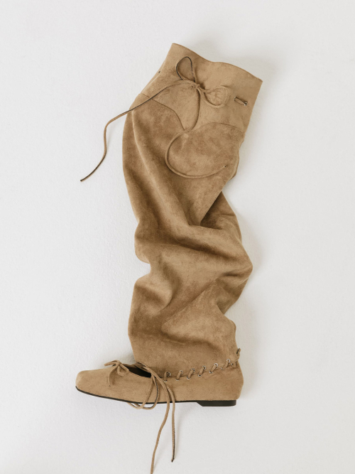 STRAP FLAT SUEDE BOOTS / BEIGE