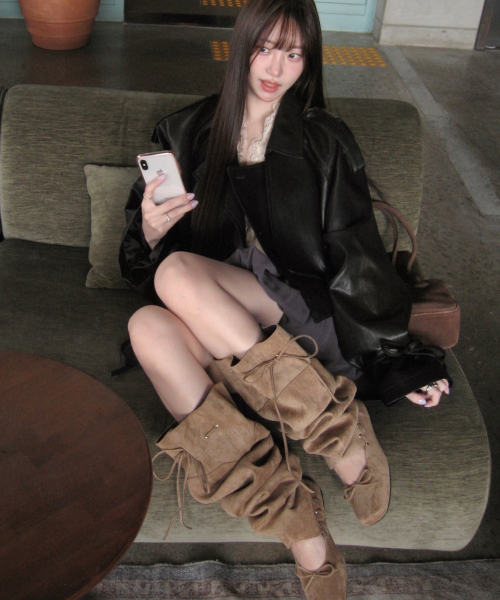STRAP FLAT SUEDE BOOTS / BEIGE