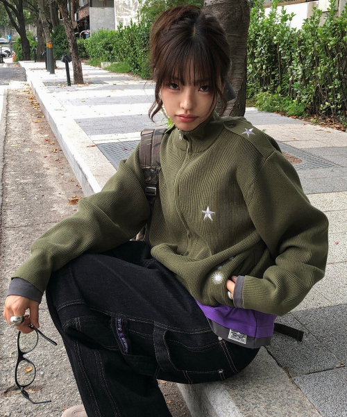 XTK183 숄더 탭 하이넥 크롭 니트 집업 (KHAKI)