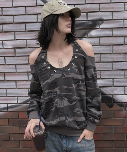 EYELET HALTER SWEAT OFF-SHOULDER (CAMO) F26ZB534
