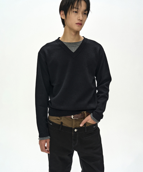 UNISEX LAYERED V-NECK SWEATER (BLACK)