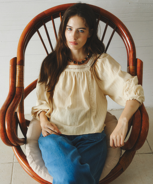 LAPUTA square-neck lace blouse_BUTTER