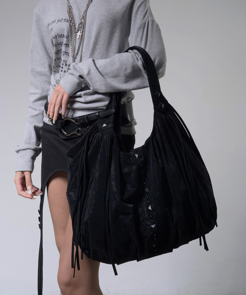 DRAPE FRINGE HOBO BAG (BLACK) F26ZE405