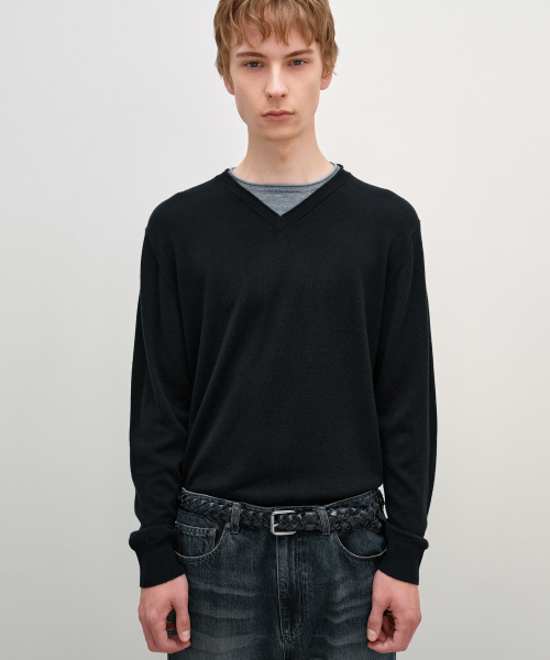 DoubleLayered V Neck Knit BLACK