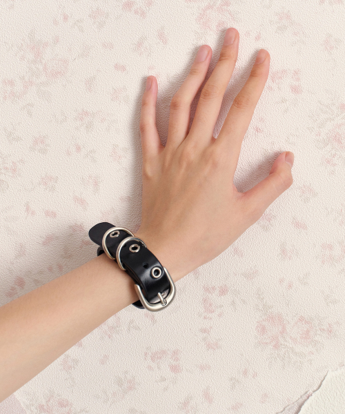 COW LEATHER EYELET BRACELET, BLACK