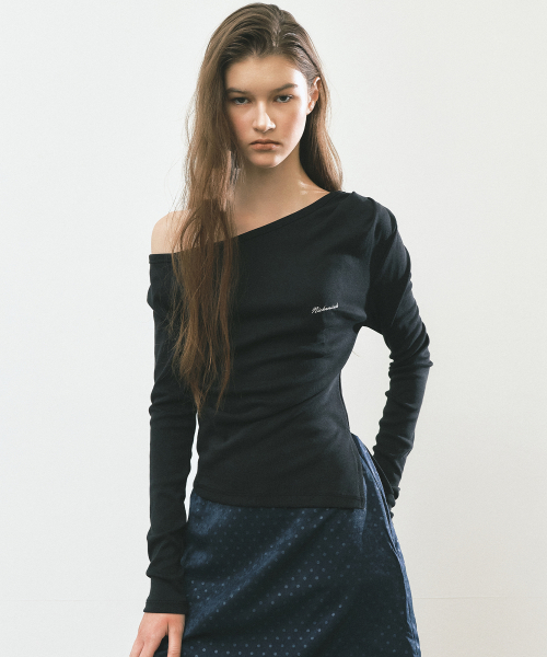 DIAGONAL OFF SHOULDER TOP_BLACK