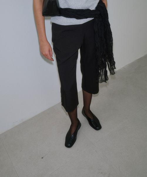 Side Button Capri Pants (Black)