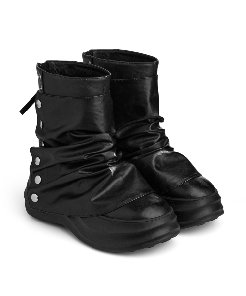 SNAP CURVED LINE FLATFORM BOOTS IN BLACK