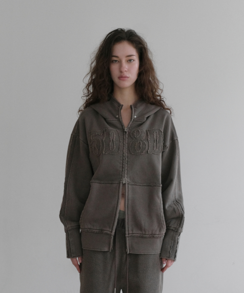 APPLIQUE PIGMENT SWEAT HOODIE [BROWN]