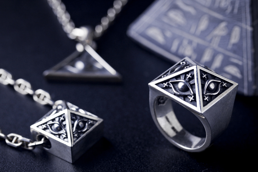 킹크로치(KING KROACH) PYRAMID PENDANT