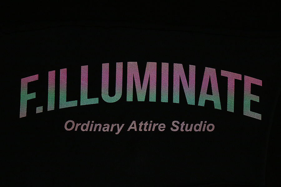 필루미네이트(FILLUMINATE) 유니섹스 오버핏 프리즘 로고 티-화이트