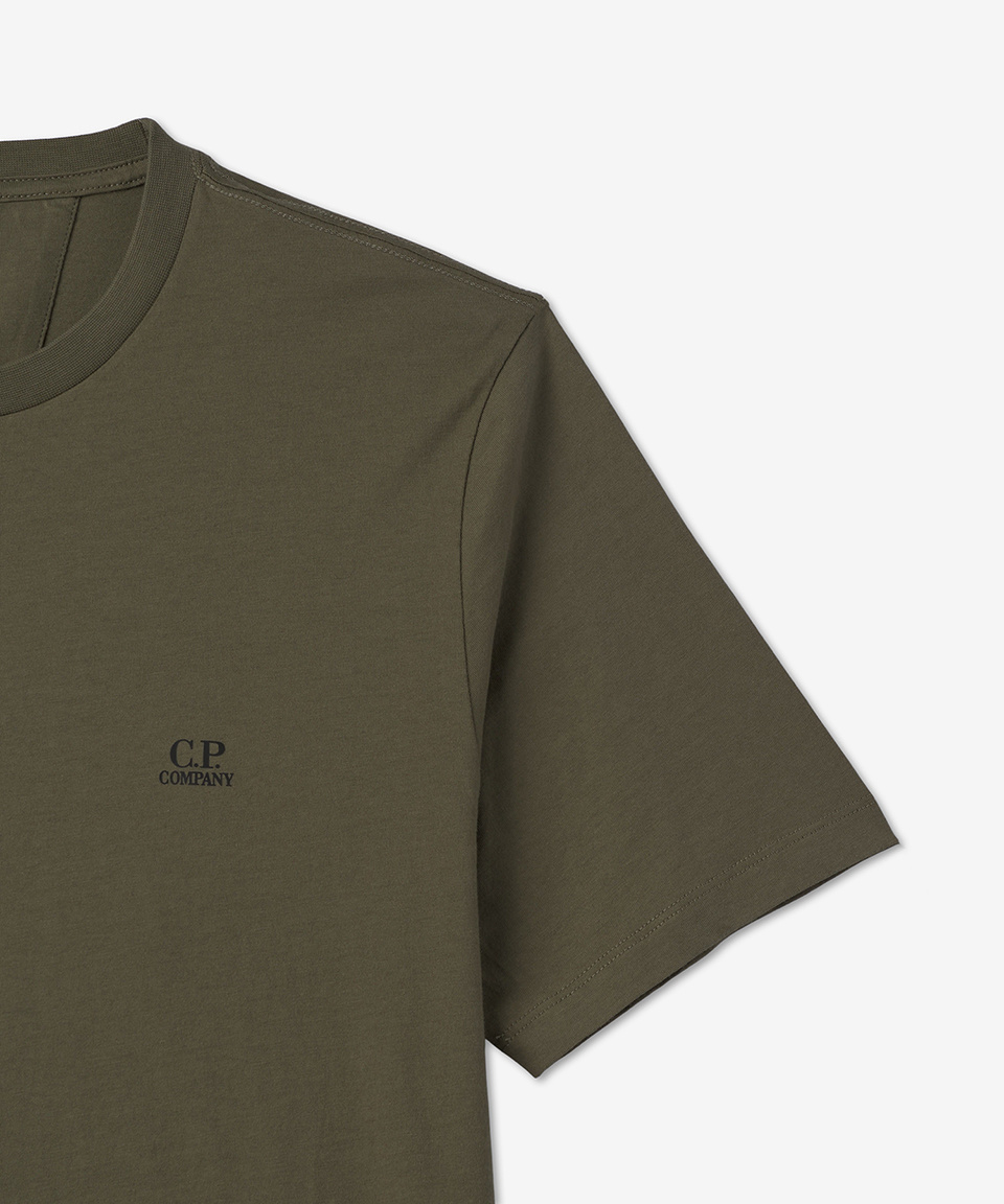 씨피 컴퍼니(CP Company) 남성 저지 스몰 로고 반소매 티셔츠 - 번트 올리브 그린 / 12CMTS046A005100W660 - 64,000 | 무신사 스토어