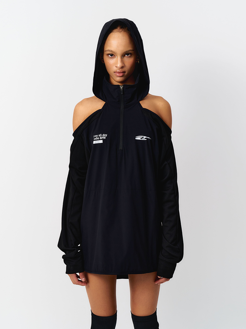 엘이이와이(L.E.E.Y) SPORTY OPEN SHOULDER HOODED BLACK - 사이즈