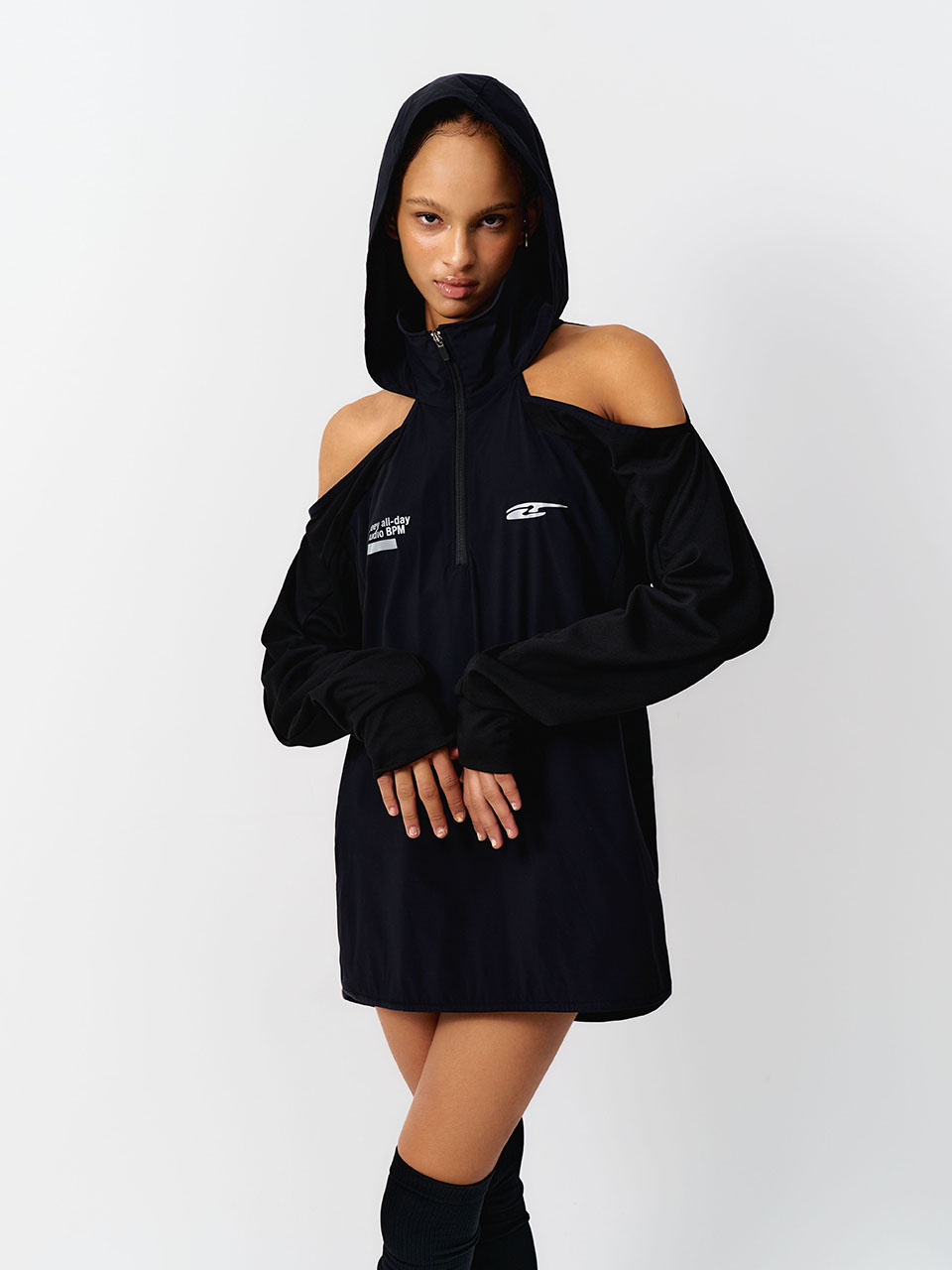 엘이이와이(L.E.E.Y) SPORTY OPEN SHOULDER HOODED BLACK - 사이즈