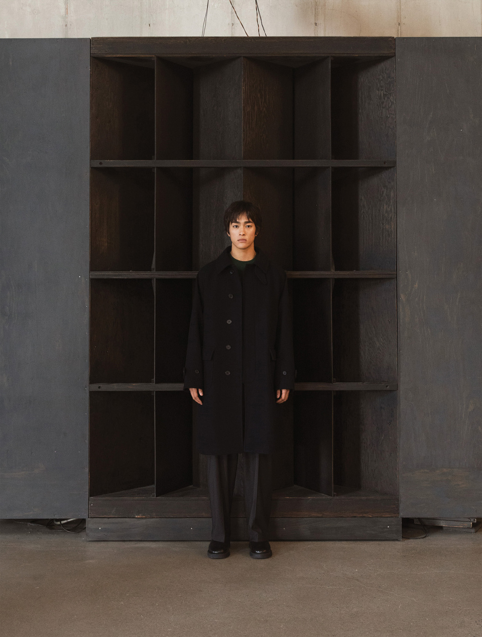 어나더 오피스(ANOTHER OFFICE) Voyager Balmacaan Coat (Dark