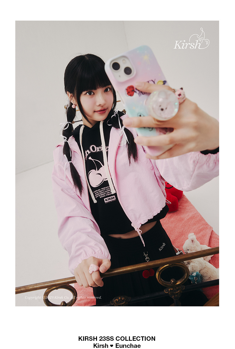 アウターその他 KIRSH Doodle Cherry Crop Windbreaker Black KDRSCJW520M KIRSH ]☆DOODLE CHERRY CROP WINDBREAKER (KIRSH/ジャケット