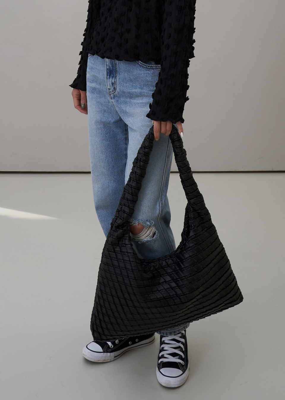 콰니(KWANI) Textured Hobo Bag Black - 사이즈 & 후기 | 무신사