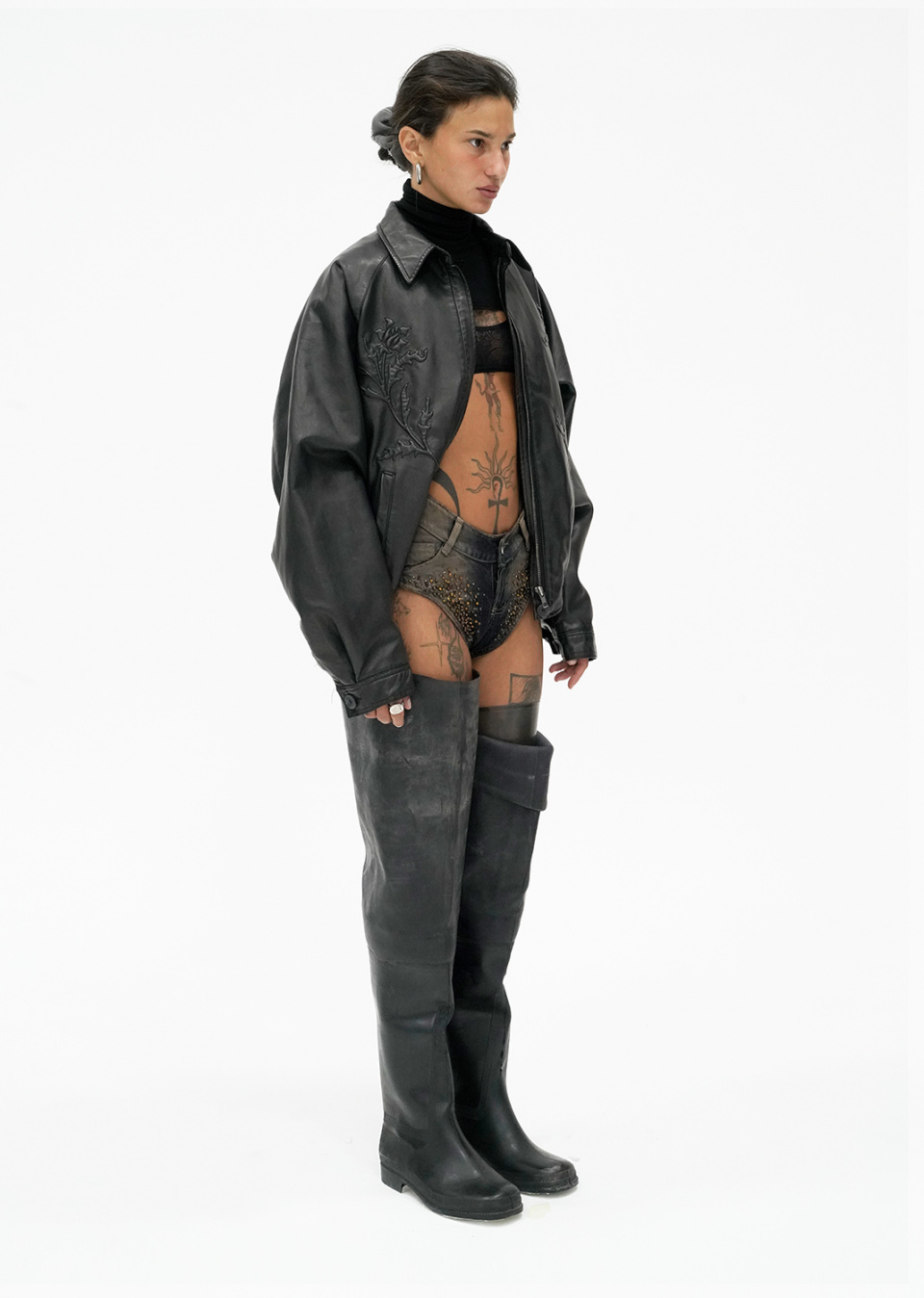 MUSINSA公式 | 604SERVICE ROSES EMBOSSED LEATHER JACKET IN BLACK